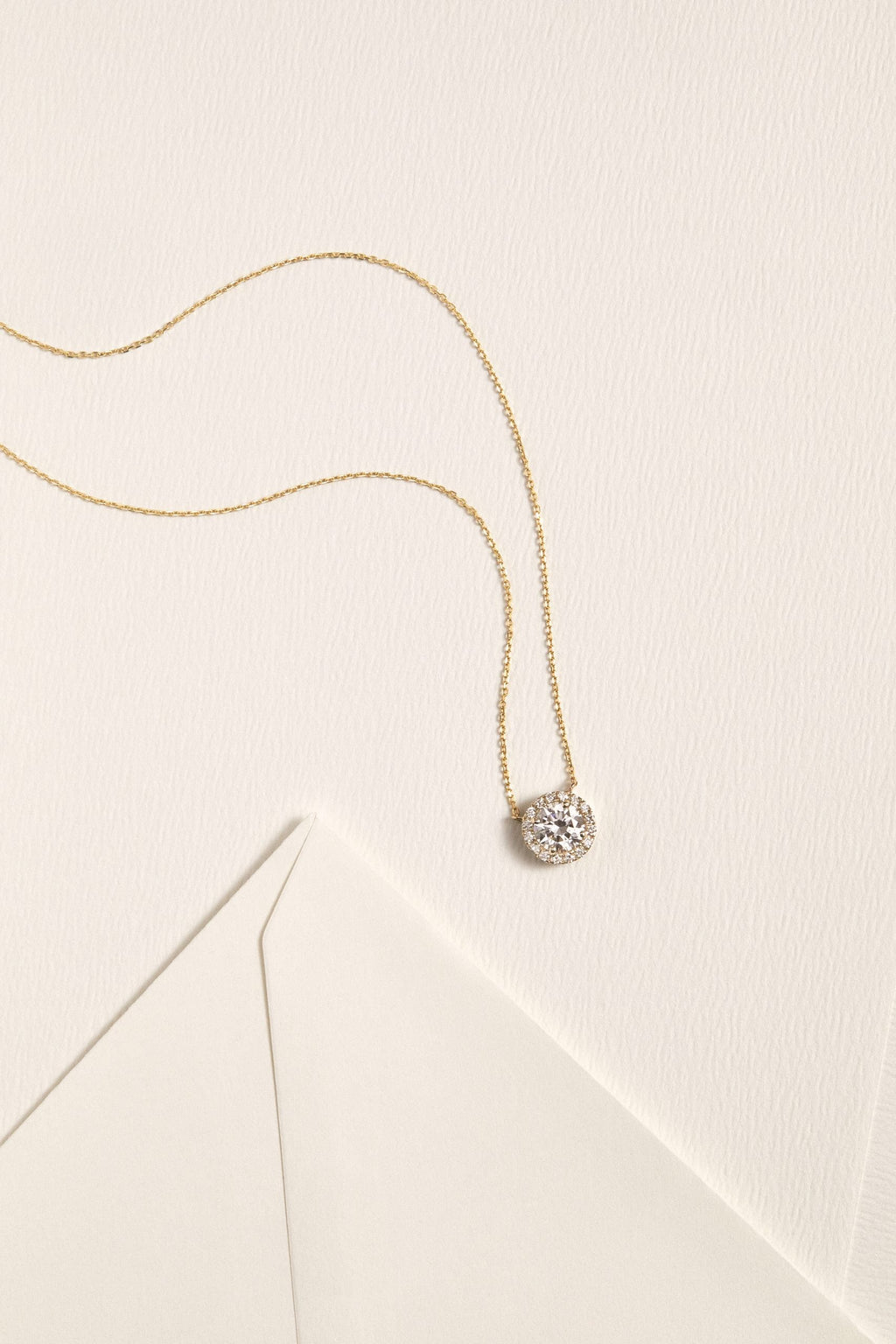 brilliant diamond pendant in yellow gold chain