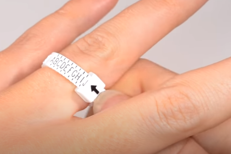 using a ring sizer