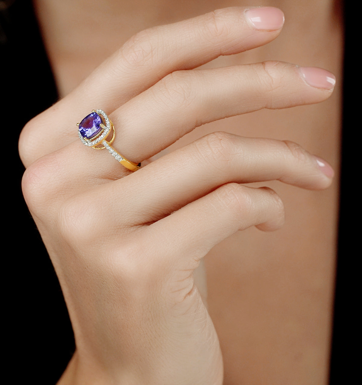 2ct Tanzanite and Diamond Shoulders Asteria Ring in 18K Gold