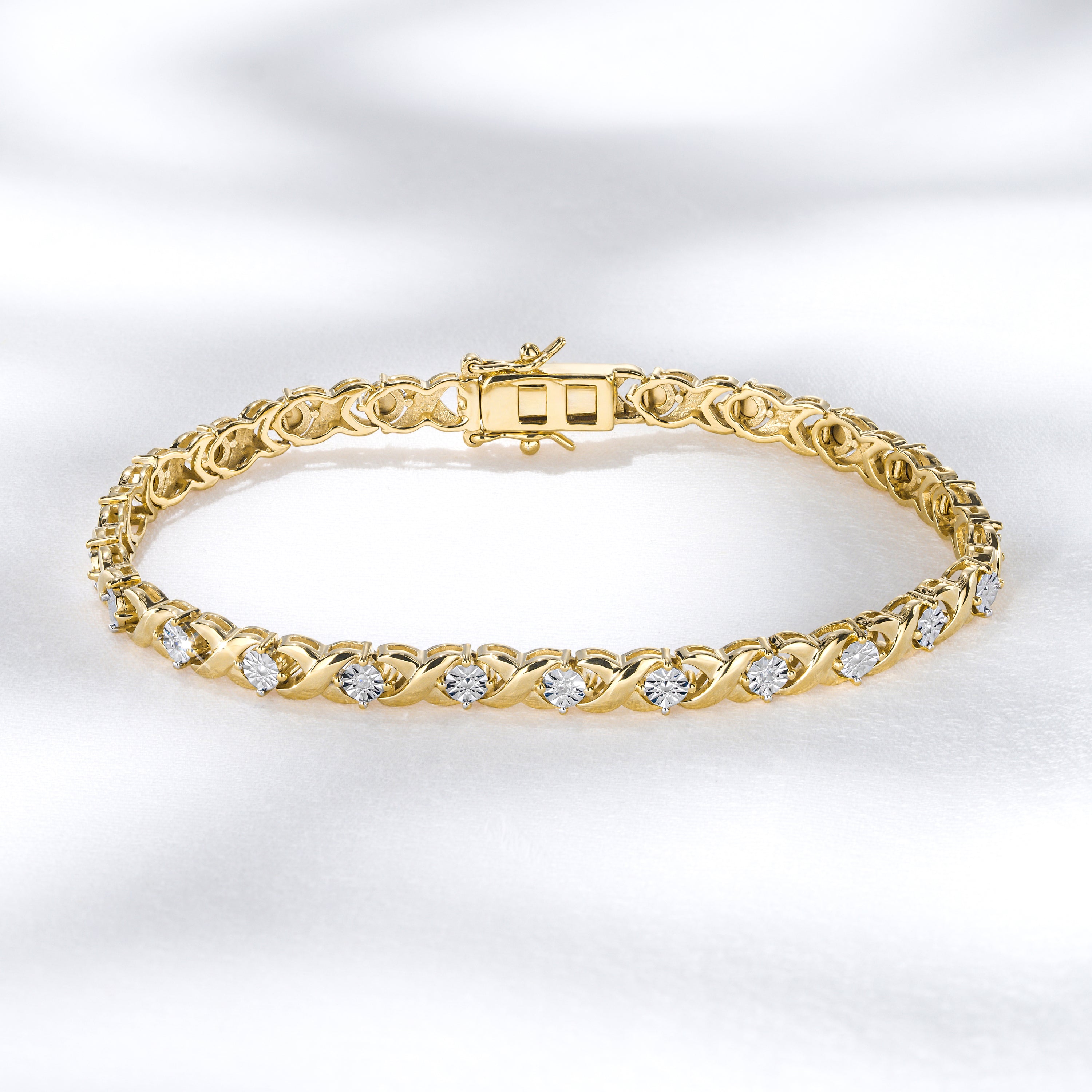 Diamond Kisses Bracelet With 0.05ct Set in 18K Gold Vermeil