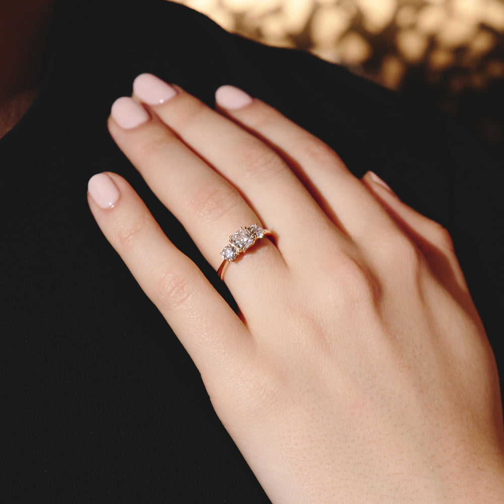 3 Stone Meghan Diamond Engagement Ring 1.7CT G/Vs2 in 18K Gold