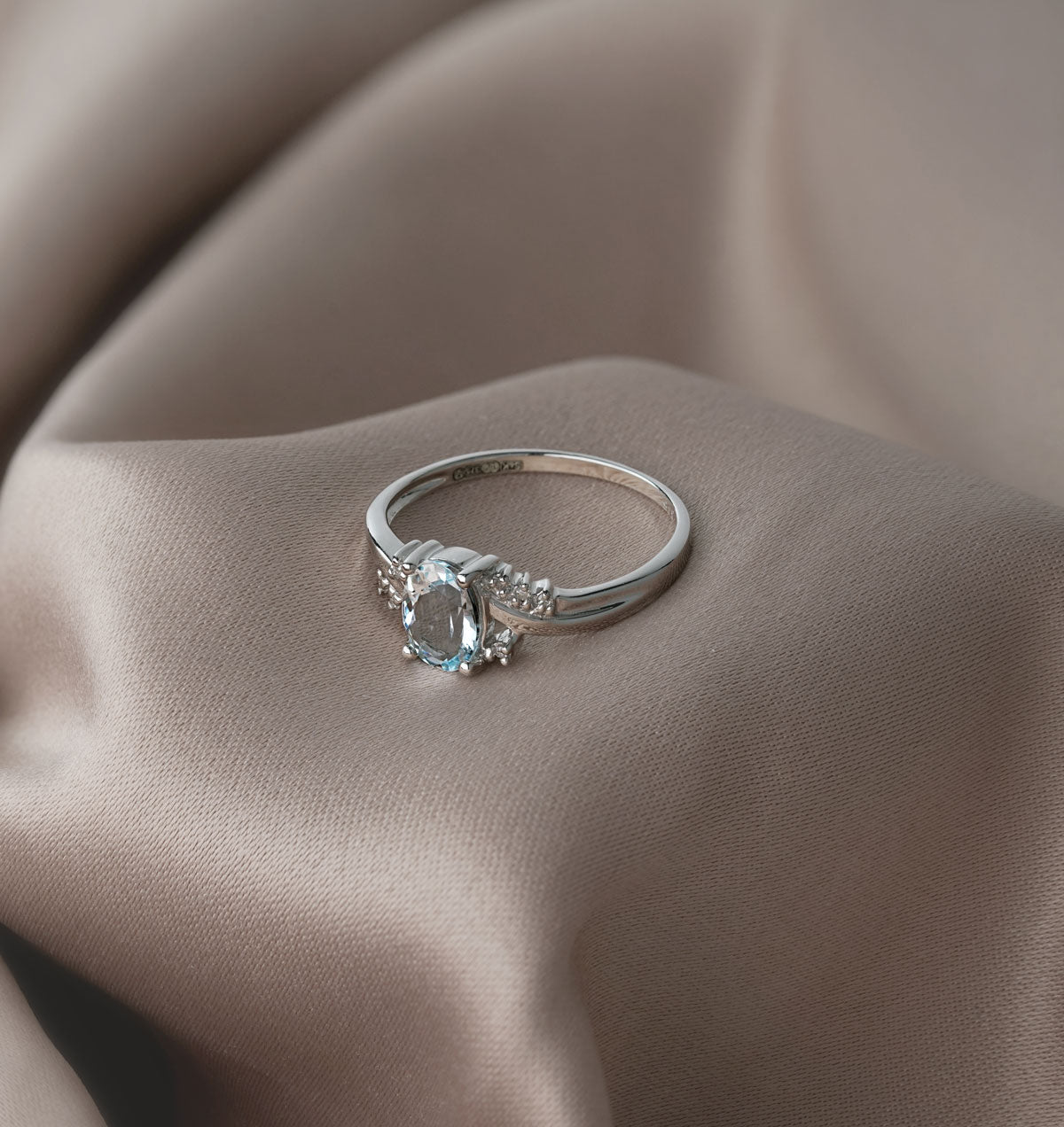 Aquamarine 0.70CT And Diamond 18K White Gold Ring N4442